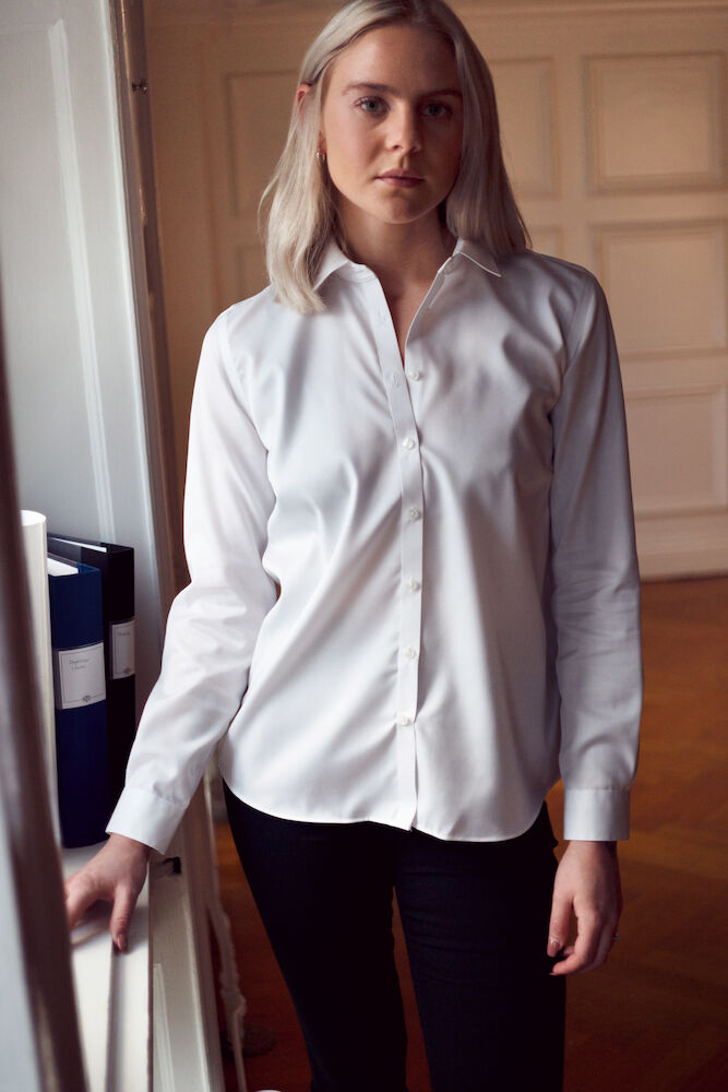 Green Bow 01 woman relaxed